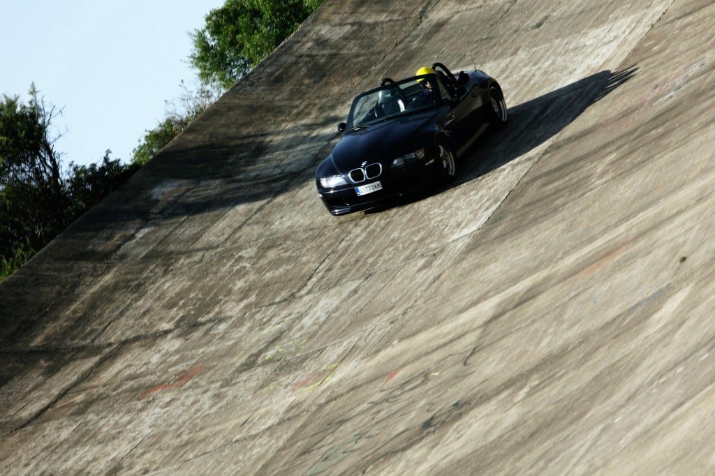 Ignacio Milán’s black BMW Z3 roadster on a banked oval track
